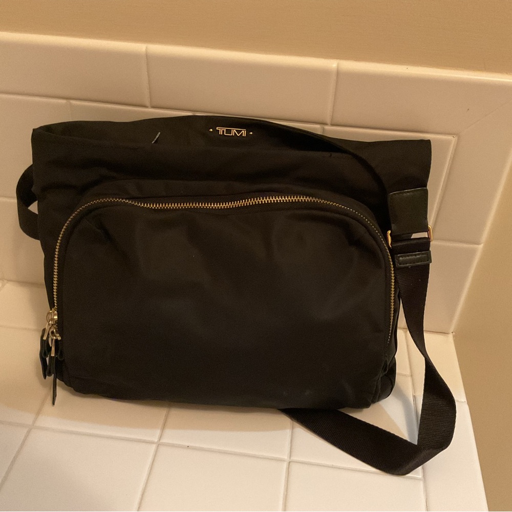 Tumi crossbody in excellent condition!!